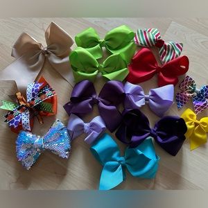 Lot of girls bows different colors and different sizes.  All in good shape!